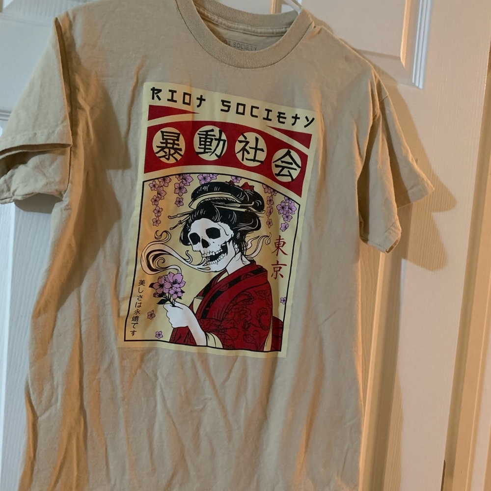 Men’s medium riot society t-shirt